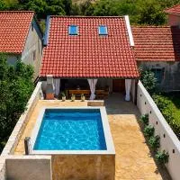 Stone House with Private Heated Pool Nin, hotel v Ninu