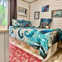 Camp Squid Off The Grid, hotelli kohteessa Benzonia