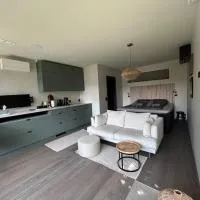 New & modern guest house 70 metres from the fjord, hotel i Vestby