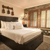 Private Bedroom Suite w Hot Tub and Arcade, hotel di Snohomish