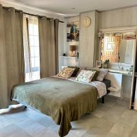 Leona Coastal Studio Apartment, hotel en Costa de Adeje