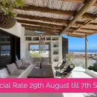 Full Relaxation - Private Villa - Sea View - Stunning Garden - 2 Terraces - 2 Bedrooms - Wifi - Parking - Washing Machine, hotel em Güime