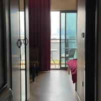 Thuraya Tower Apartment, hotel cerca de Aeropuerto Internacional de B&aacute;rein, Al Busaytīn