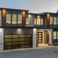 OceanVista Spacious 2BR 3BD 1BTH Free Parking Stunning Ocean and Mountain View, hotel em Victoria