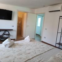 Family&Friends 6 - New Modern En-Suite Room - Private Bathroom Freshly Renovated Comfort & Essentials - Minutes from the sea & beach, hotel di Galtell&igrave;