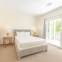Love Beach E2 - Luxury 3BR Condo Pool & Beach, hotel en Nassau