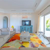 Love Beach W1 - Luxury 3BR Beachfront Condo Pool, hotel en Nassau