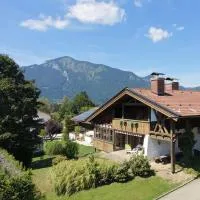 Ferienwohnung am Hochgern mit Garten & Bergblick, hotel in Unterwössen