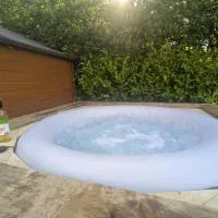 Peaceful Large King Room l 55inch TV l Hot Tub, hotel a Egerton