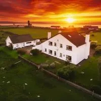 Coastal Way Lodge - near Cliffs of Moher، فندق في ليسكانور