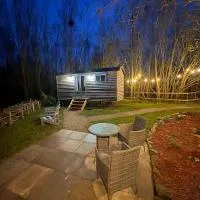 Oakwood Marina - Private Shepherd's Hut, hotell i Northwich