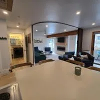 Second-Floor Base Studio w Murphy Bed Near Alyeska, ξενοδοχείο σε Girdwood