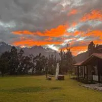 Sierra Sacred Valley, מלון באורובמבה
