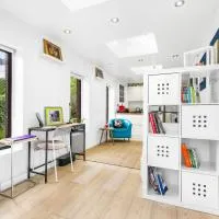 Modern studio in Ealing Broadway, hotel in Ealing