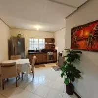 Casa completa com garagem e tomada para carro eletrico, hótel í Tubarão