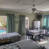 Amberlight Self Catering Accommodation, готель у місті Крюґерсдорп