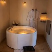 Chalet romantique - Jacuzzi privatif - King size, hotel di Montignac-Charente
