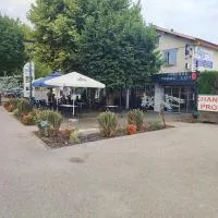 Hotel La Hourquie Café, хотел в Morlaas