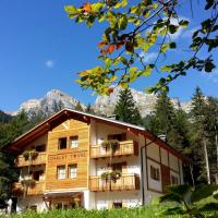 Chalet Tovel - Mountain Lake, hótel í Tuenno