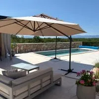 Hideaway Stonehouse pool for 2 Dalmatia Imotski، فندق في Medvidovići