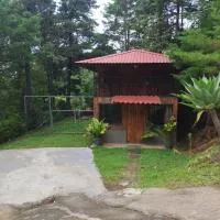 Cabaña Piqueza!، فندق في Poás