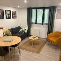 Ariège, appartement avec jardin en bord de rivière, מלון בVicdessos