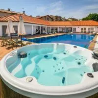 A Casa Branca - with Pool & Jacuzzi, hotel din Santa Comba Dão
