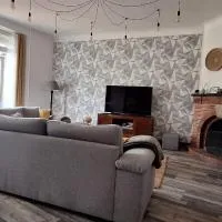 Entre Vignes & Vergers, maison 2 à 8 pers, cheminée, garage, jardin clos, 10 min Auxerre, hotel Jussy városában