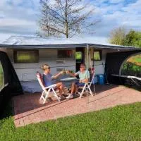 Ruime caravan op gezellige minicamping โรงแรมในลิกเตนฟอร์เดอ