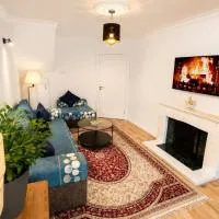 Spacious 4 Bedroom Bungalow with 2 Bathrooms with Garden and Parking in Dublin، فندق في لوكان