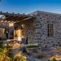 Pavlaina Complex of Traditional Residences in Nisyros. Enjoy the garden and the Sea View, hotel em Emporeiós