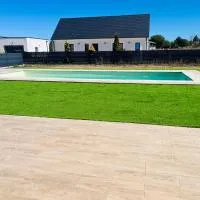 Maison familiale 3 chambres avec jardin, cuisine et jardin، فندق في Méreau