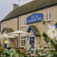 Cat and Custard Pot Inn, hotelli kohteessa Shipton Moyne