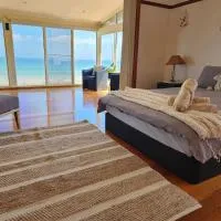 Absolute Beach Front Large 4BR, Pet-friendly, Sleeps 11, Hotel in Frankston