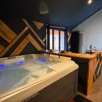 Jacuzzi privatif XL - Le gîte du rabot Charme et atypique, Hotel in Nieppe