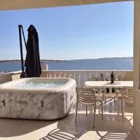 Luxury Beachfront Apartment - Villa Bregeš, hotel en Povljana