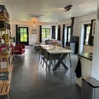 Appartement Weistraat, een heerlijke vakantiewoning! Prachtig gelegen in de Betuwe in het dorpje Tricht, op loopafstand van de Linge, hotel in Tricht