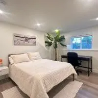 Two bedroom suit with private entrance in Tsawwassen near Ferry, hotel i Delta