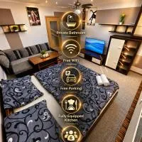 APARTMAN WOLF Luxusné priestranné ubytovanie s Výhľadom na hory s Bezplatným Parkovaním Veľkou SMART TV Rýchlym Optickým Internetom Priamo v PB Tichá lokalita Všetko na blízku Vhodné pre Rodinu Skupinu Pracovné cesty aj Turistiku Plne vybavená Kuchyňa, hotel u gradu 'Považská Bystrica'