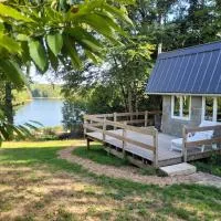 Petite maison - Chalet vue sur Lac - B&B, hotel din Neuvic