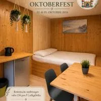 Camping Standard Bungalow Ferienwohnung auf Rügen - bis 5 Personen - nur 100m zum Naturstrand - mitten im Wald - Familien und Hunde herzlich willkommen - Feriensiedlung Schwalbennest, hotel a Dranske