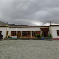 Deachen Khangsar, hotel u gradu Spangmik