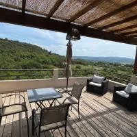 Studio au calme, grande terrasse avec vue vallée, viešbutis mieste Ginasservis