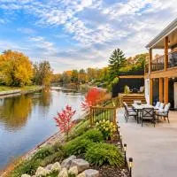 Luxury Riverfront Villa Walk to Beach, hotell sihtkohas Wasaga Beach