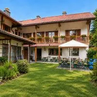 Hotel-Restaurant Zum Hirschhaus Inklusiv Chiemgaukarte, hotelli kohteessa Ruhpolding