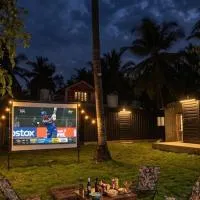 Coconut Grove Eco Stay with Pool BBQ and Cinema, hotel v destinaci Honganūr