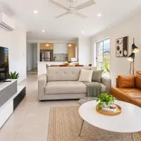 Modern 4-Bedroom Family Home in Park Ridge - Parking Included, hotelli kohteessa Park Ridge