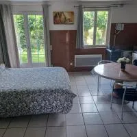 Logement entier jardin clos parc chien A1 A29 5 mn, hotelli kohteessa Herleville