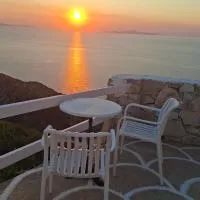 Antiparos - Sikinos Sunset: Sikinos şehrinde bir otel