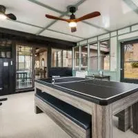Lake Geneva House w/ Ultimate Game Room, Sleeps 16, hotell i Lake Geneva